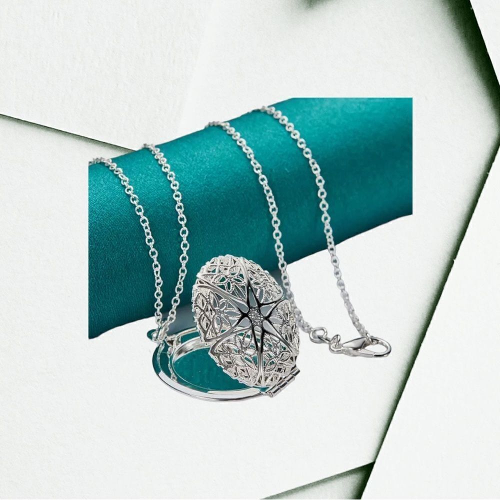 STERLING SILVER CIRCULAR PHOTO LOCKET NECKLACE‎